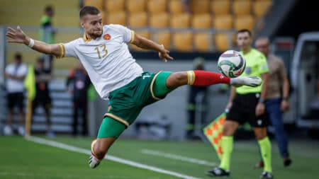 Родни национали играли комар в нощта преди загубата с 5:0