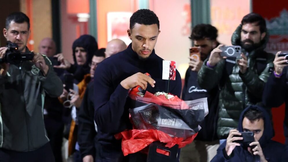 Трент се завърна на “Анфийлд”, за да почете Диого Жота